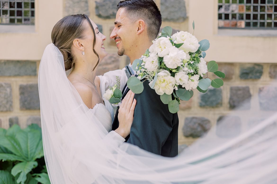 Sommer Hochzeit in der Altstadt Teltow mit romantischem First Look