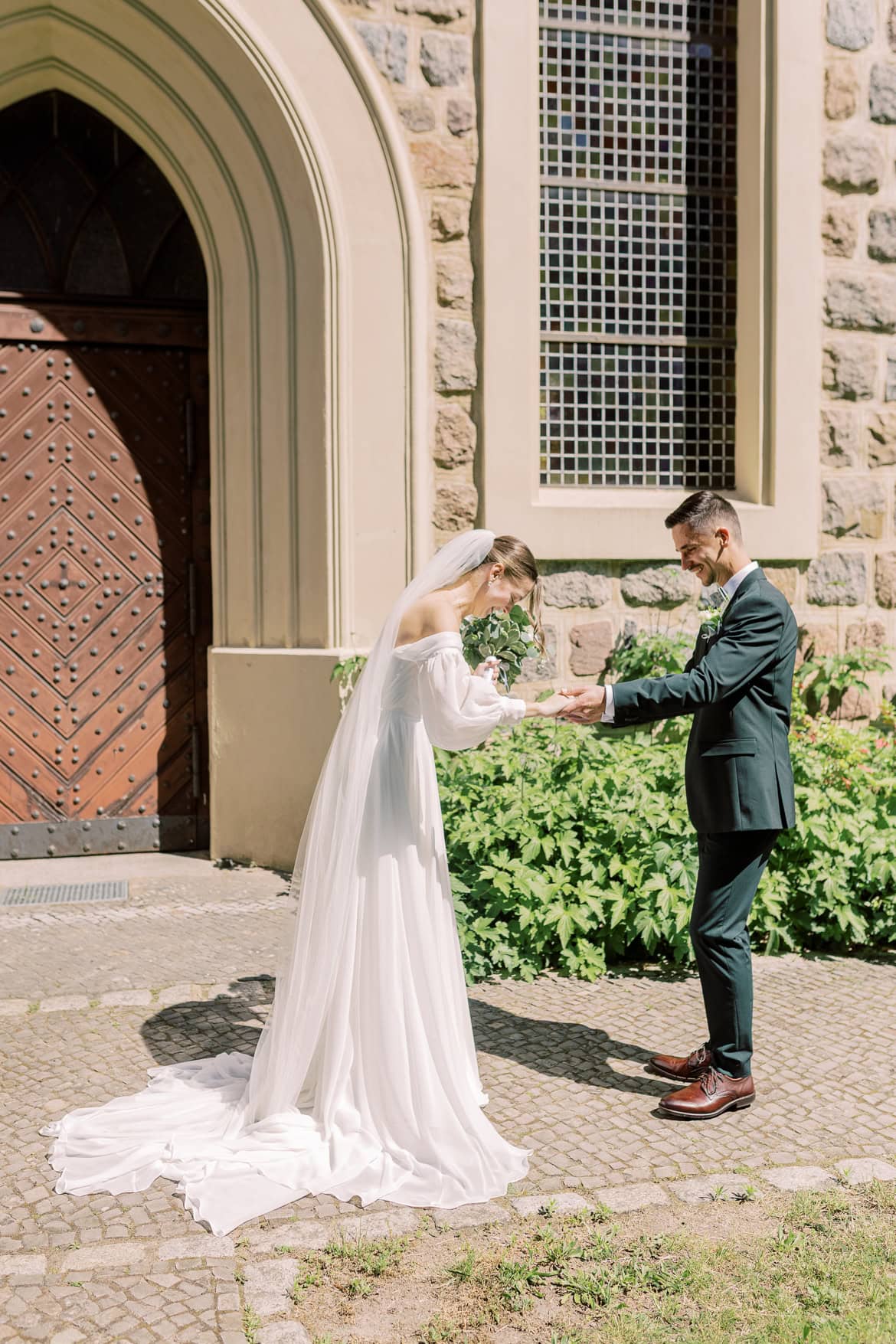 Sommer Hochzeit in der Altstadt Teltow mit romantischem First Look