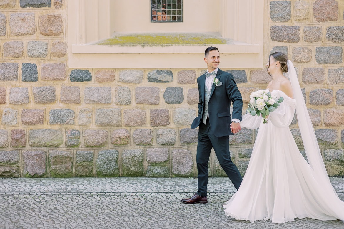 Sommer Hochzeit in der Altstadt Teltow mit romantischem First Look