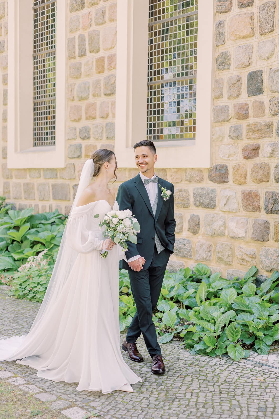 Sommer Hochzeit in der Altstadt Teltow mit romantischem First Look