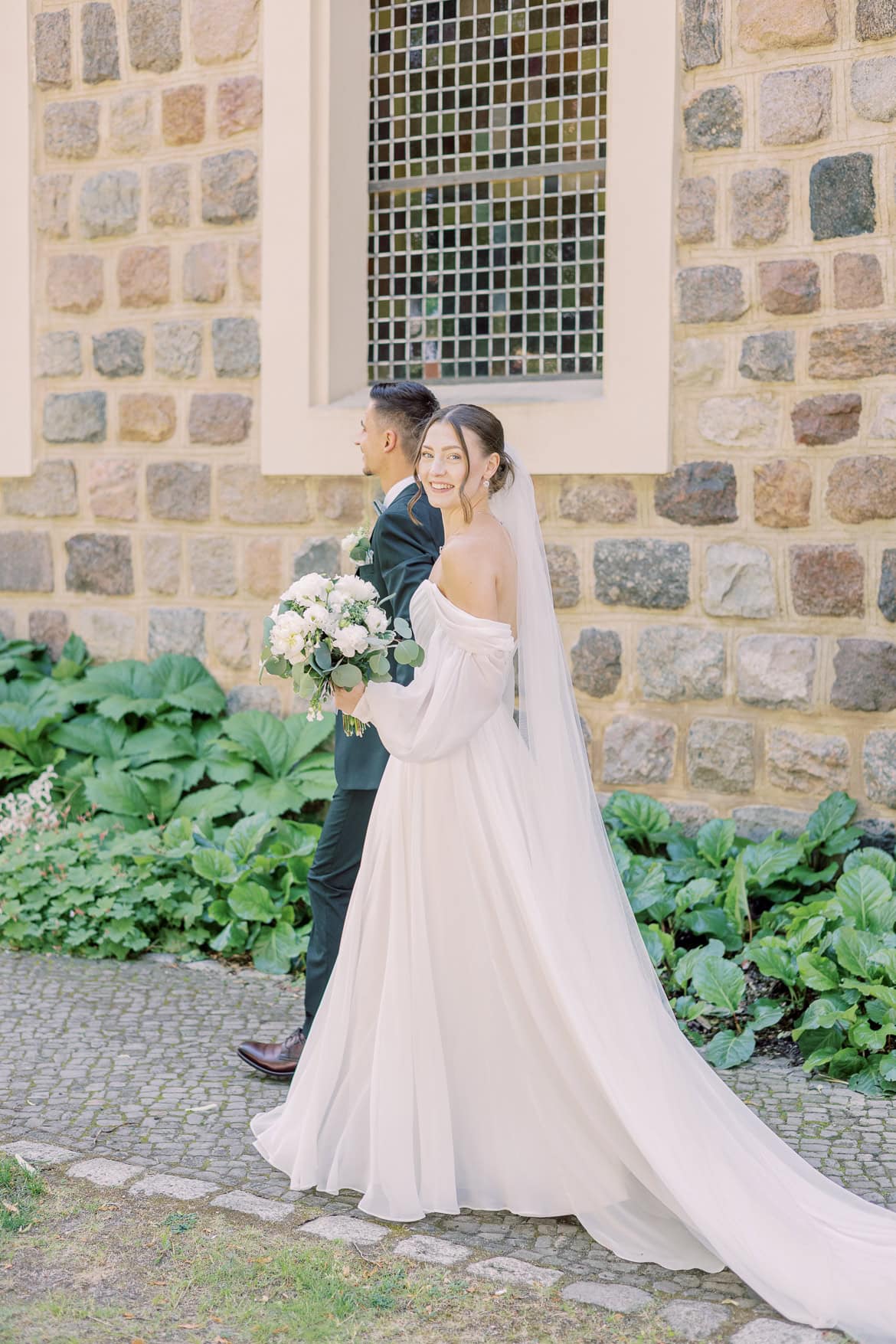Sommer Hochzeit in der Altstadt Teltow mit romantischem First Look