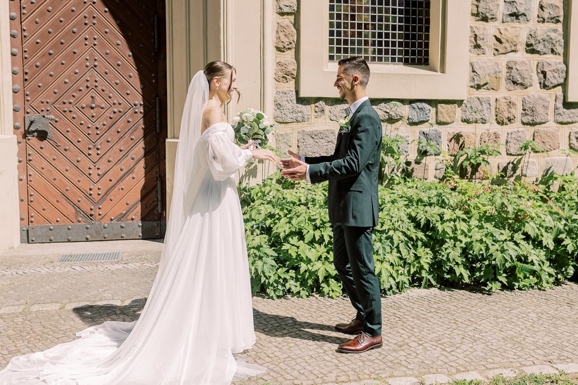 Sommer Hochzeit in der Altstadt Teltow mit romantischem First Look
