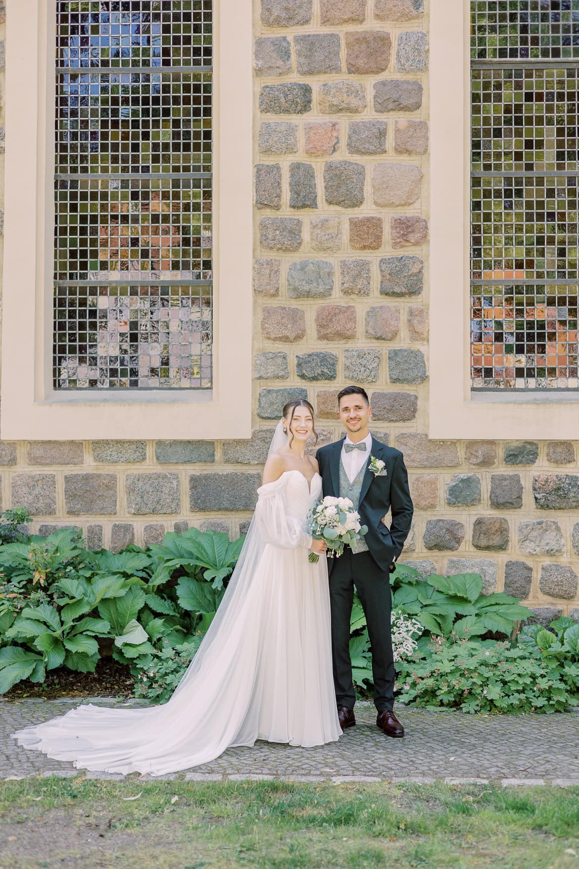 Sommer Hochzeit in der Altstadt Teltow mit romantischem First Look