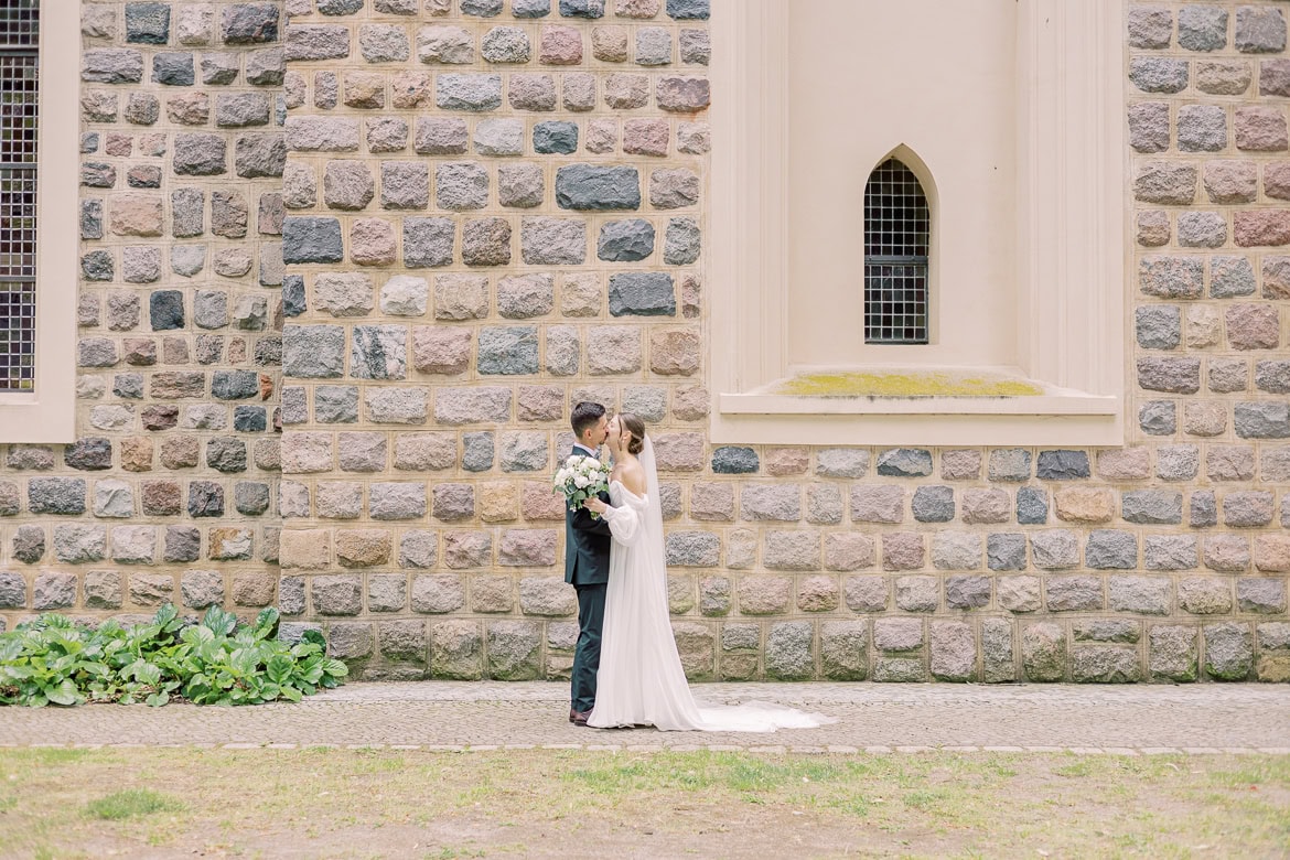 Sommer Hochzeit in der Altstadt Teltow mit romantischem First Look