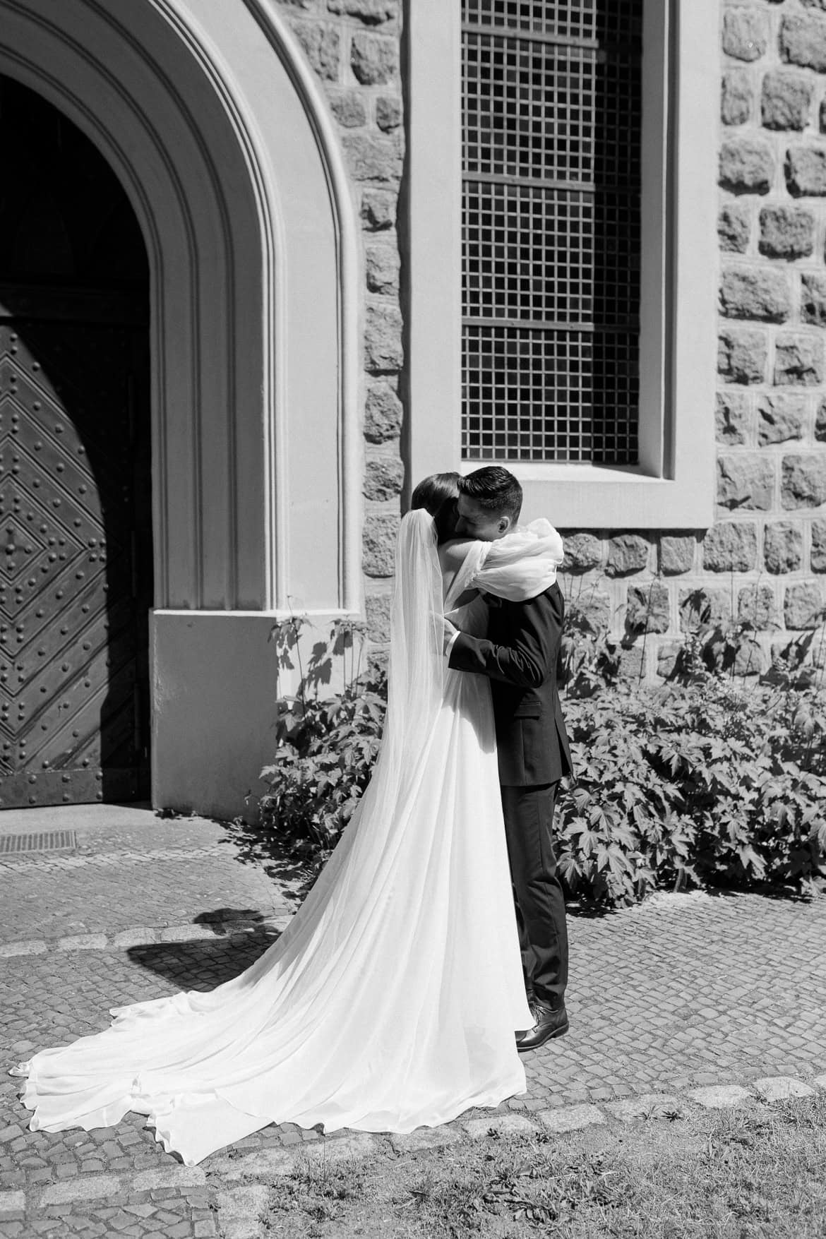 Sommer Hochzeit in der Altstadt Teltow mit romantischem First Look