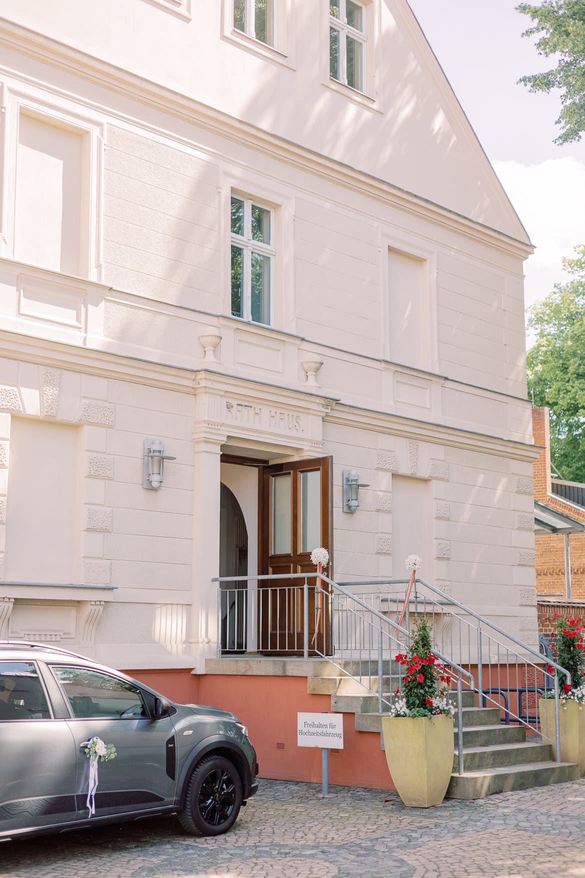 Sommer Hochzeit in der Altstadt Teltow mit romantischem First Look