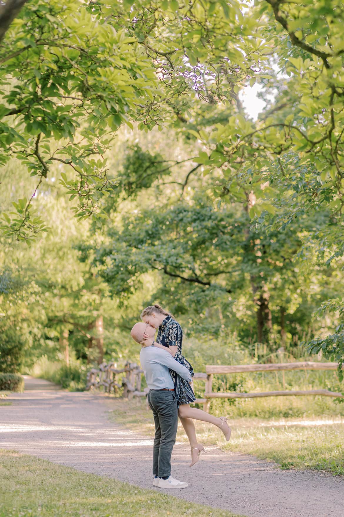 Sommer Verlobung im Rosengarten des Stadtpark Steglitz