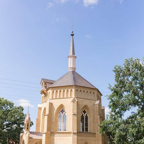 Hochzeitsfotograf Berlin Alte Neuendorfer Kirche von außen mit blauem Himmel