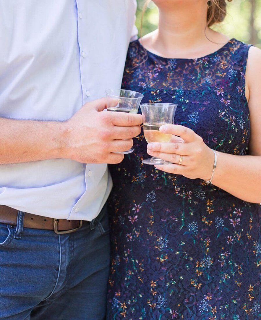 Hochzeitsfotograf Berlin Verliebtes Paar, welches sich mit Sekt zuprostet