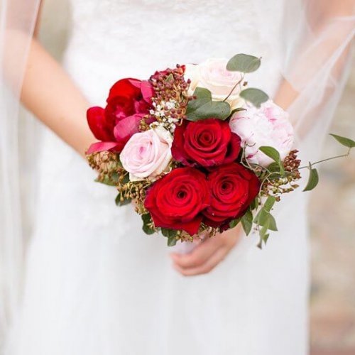 Hochzeitsfotograf Berlin Nahaufnahme Brautstrauß mit roten Rosen