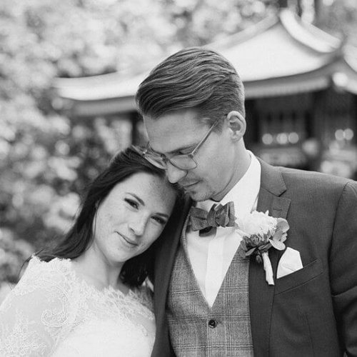 Hochzeitsfotograf Berlin Schwarz Weiß Foto von Brautpaar im Park