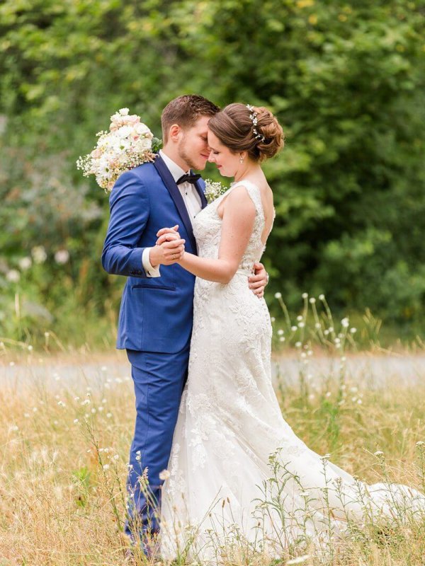 Hochzeitsfotograf Berlin Hochzeitspaar tanzt auf Wiese