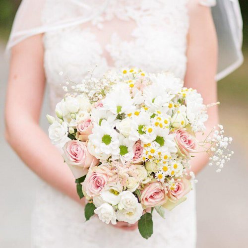 Hochzeitsfotograf Berlin Nahaufnahme Brautstrauß aus Margeriten