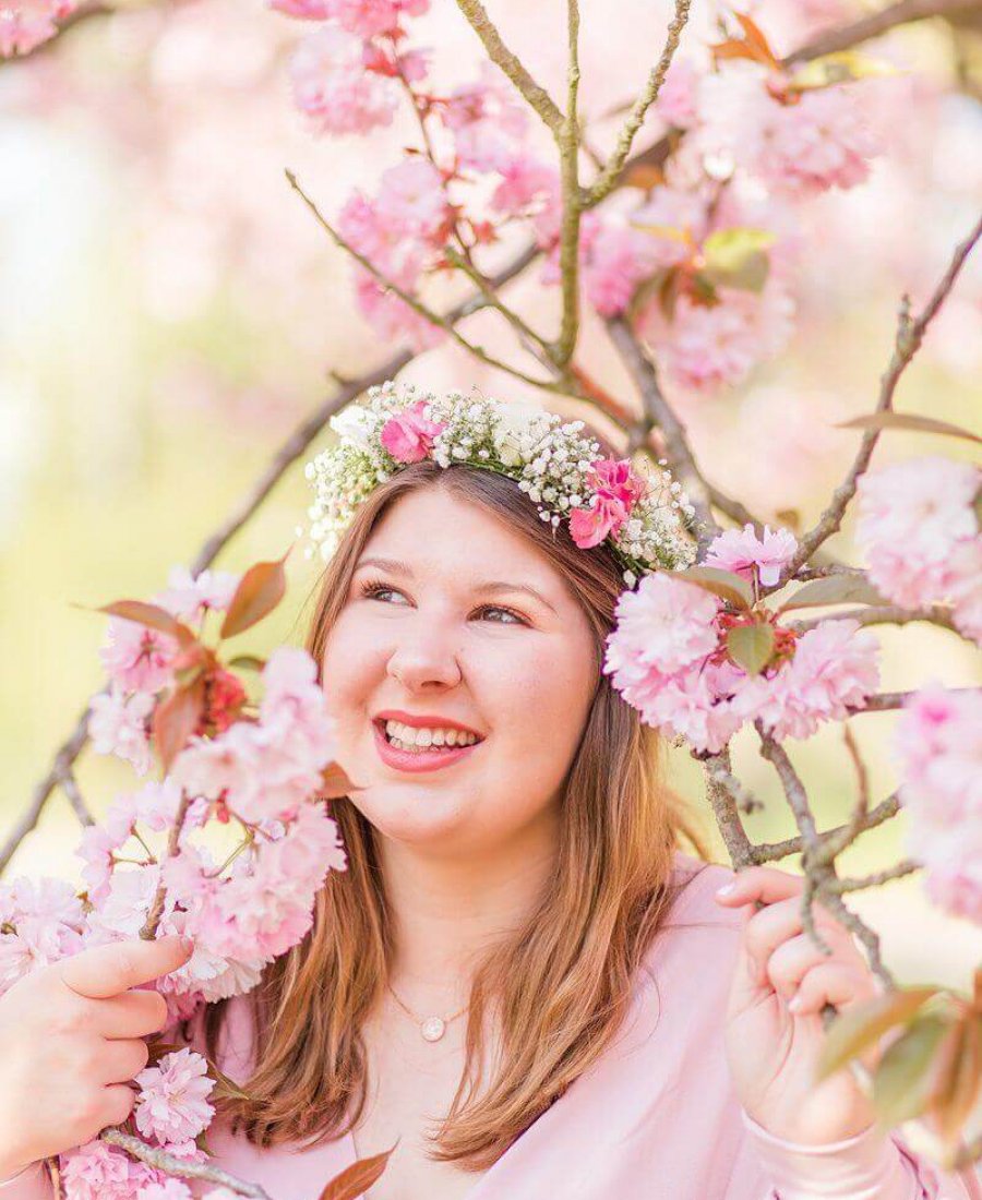 Hochzeitsfotograf Berlin Lächelnde Frau in Kirschblüten