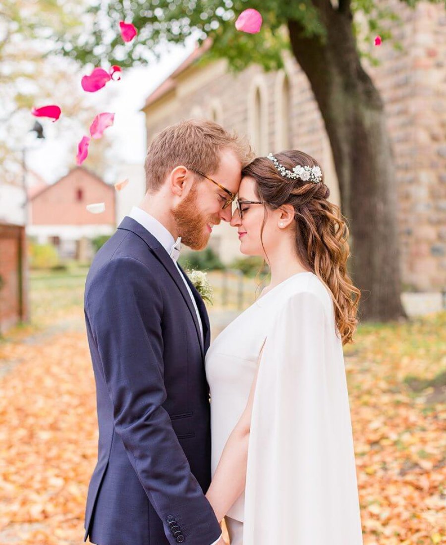 Hochzeitsfotograf Berlin Brautpaar im Herbst mit Rosenblättern um sie herum