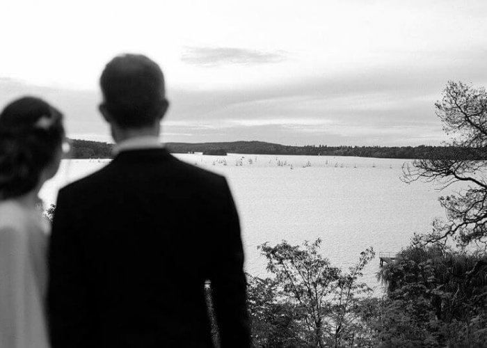 Hochzeitsfotograf Berlin Schwarz Weiß Foto: Brautpaar schaut auf den Wannsee Berlin