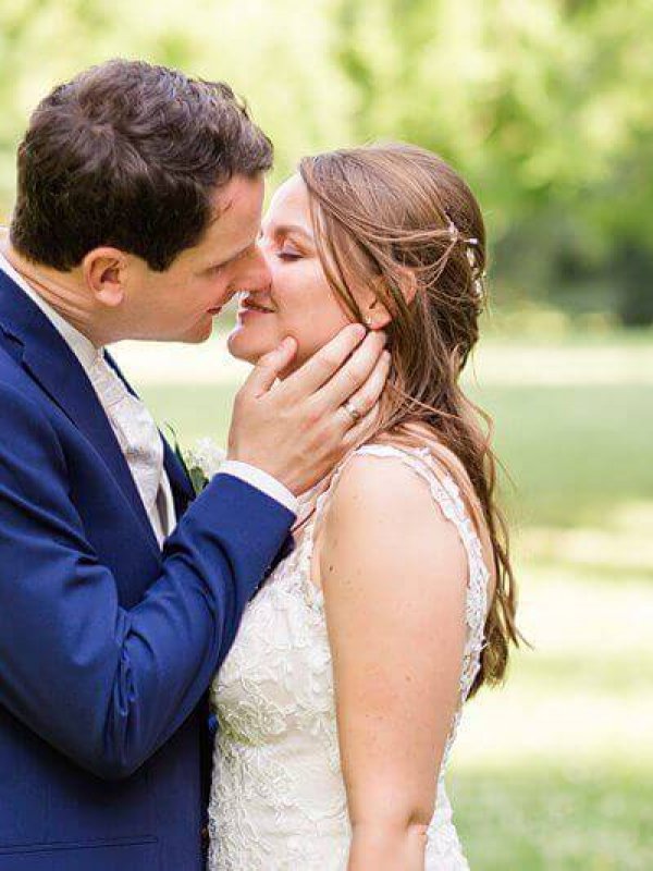 Hochzeitsfotograf Berlin Brautpaar im Park kurz vorm Kuss