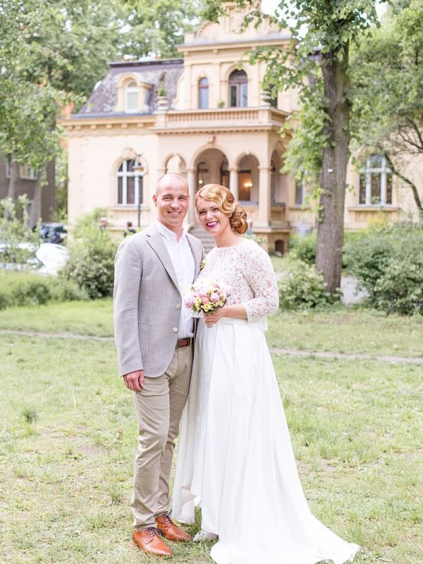Hochzeitsfotograf Berlin Brautpaar Portrait vor der Hochzeitsvilla Berlin Zehlendorf