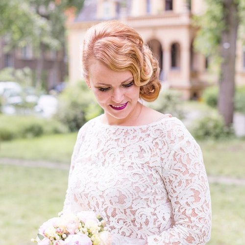 Hochzeitsfotograf Berlin Braut mit Frisur im 20er Jahre Stil vor der Hochzeitsvilla Berlin Zehlendorf