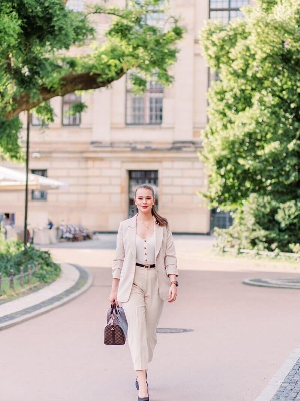 Hochzeitsfotograf Berlin – Branding Session Hochzeitsplanung Gold Marry Wedding Frau im Business Look auf dem Gendarmenmarkt Berlin