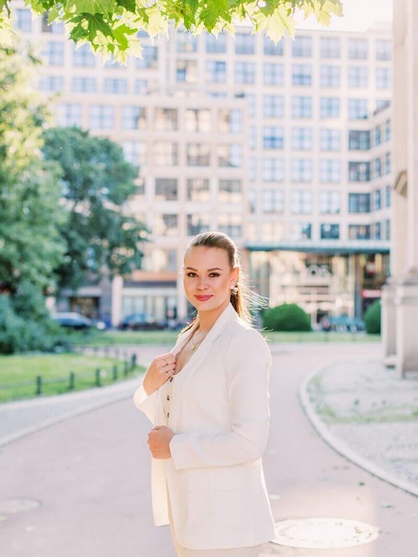 Hochzeitsfotograf Berlin – Branding Session Hochzeitsplanung Gold Marry Wedding Frau im Business Look