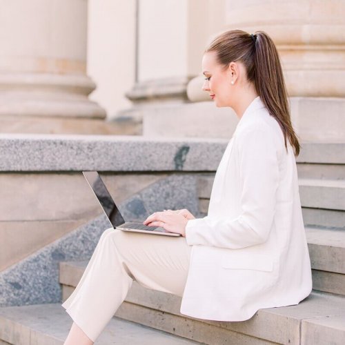 Hochzeitsfotograf Berlin – Branding Session Hochzeitsplanung Gold Marry Wedding Frau im Business am Laptop auf dem Gendarmenmarkt Berlin