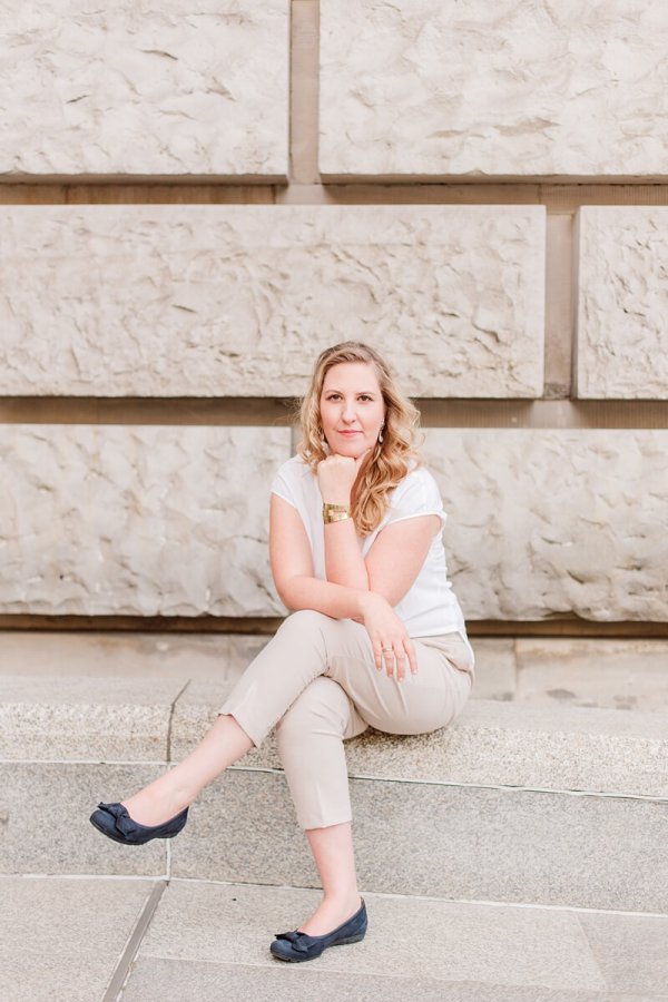 Fine Art Portrait Session in Berlin mit Fotografin Sindia Boldt aus München Frau sitzt auf einer Sandsteinmauer
