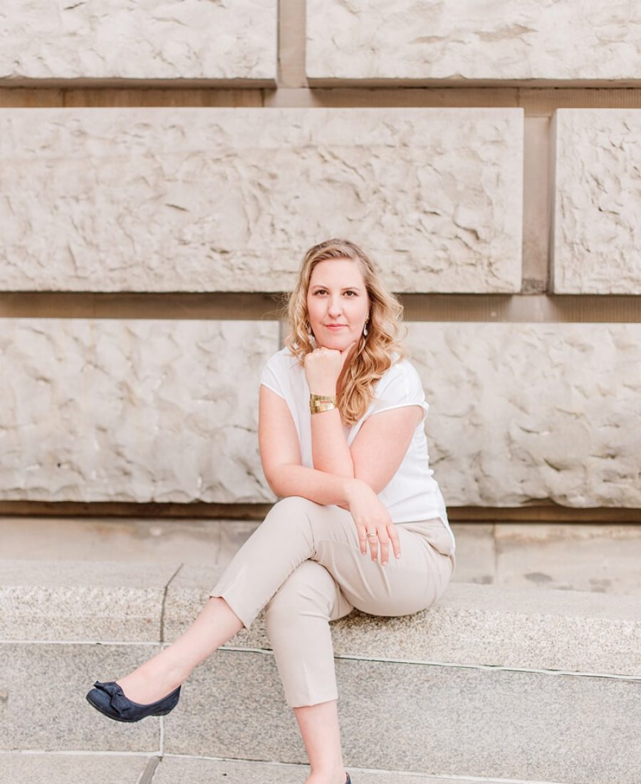 Fine Art Portrait Session in Berlin mit Fotografin Sindia Boldt aus München Frau sitzt auf einer Sandsteinmauer