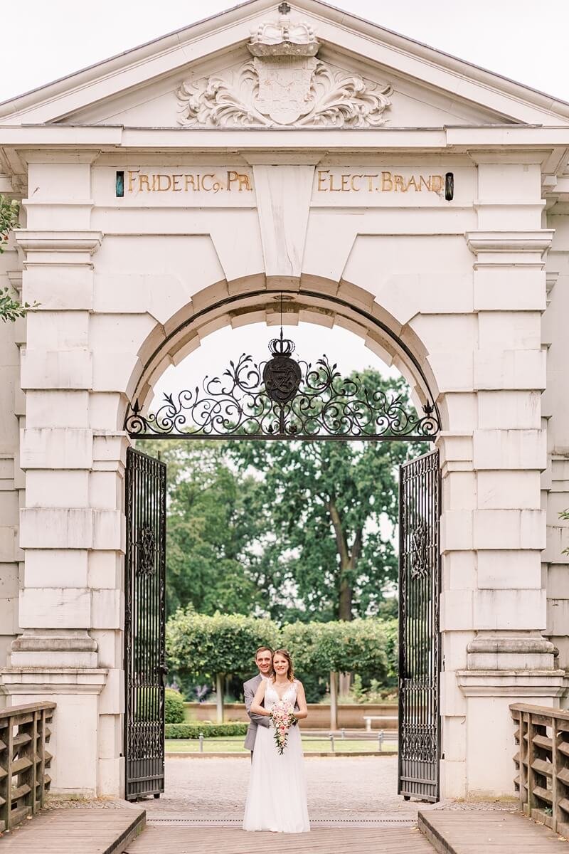 Hochzeitsfotograf Berlin Schloss Köpenick Standesamt Hochzeit Brautpaar vor dem Eingangstor Schloss Köpenick Berlin
