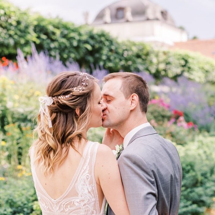 Hochzeitsfotograf Berlin Schloss Köpenick Standesamt Hochzeit Brautpaar küsst sich im Schlosspark Köpenick Berlin