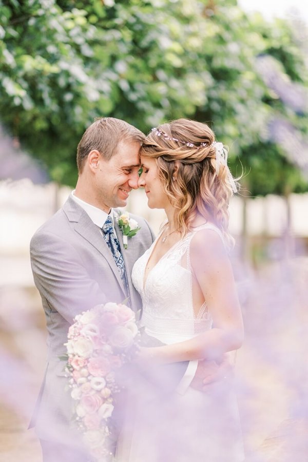 Hochzeitsfotograf Berlin Schloss Köpenick Standesamt Hochzeit Brautpaar umarmt sich im Schlosspark Köpenick Berlin