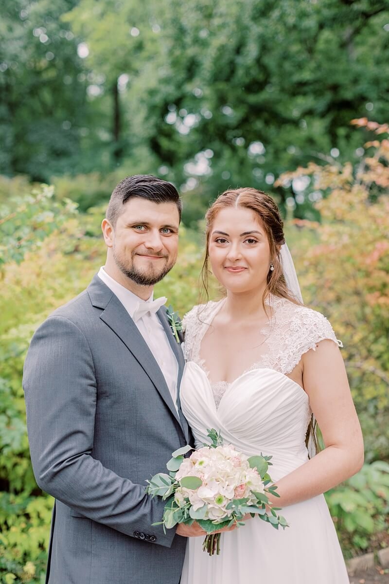 Hochzeit in der Hochzeitsvilla Berlin Zehlendorf und im Gotischen Saal Zitadelle Spandau Brautpaar im Park
