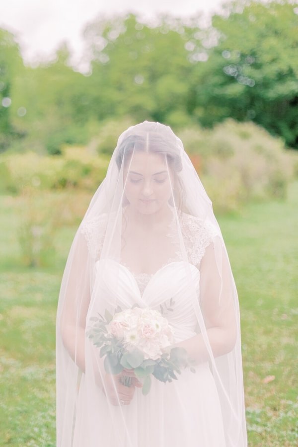 Hochzeit in der Hochzeitsvilla Berlin Zehlendorf und im Gotischen Saal Zitadelle Spandau Braut unter Schleier im Park