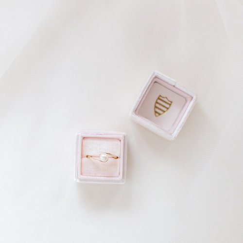 Hochzeitsfotograf Berlin Ehering mit Perle in einer Ringbox - Hochzeitsfotograf Berlin - Miriam Kaulbarsch
