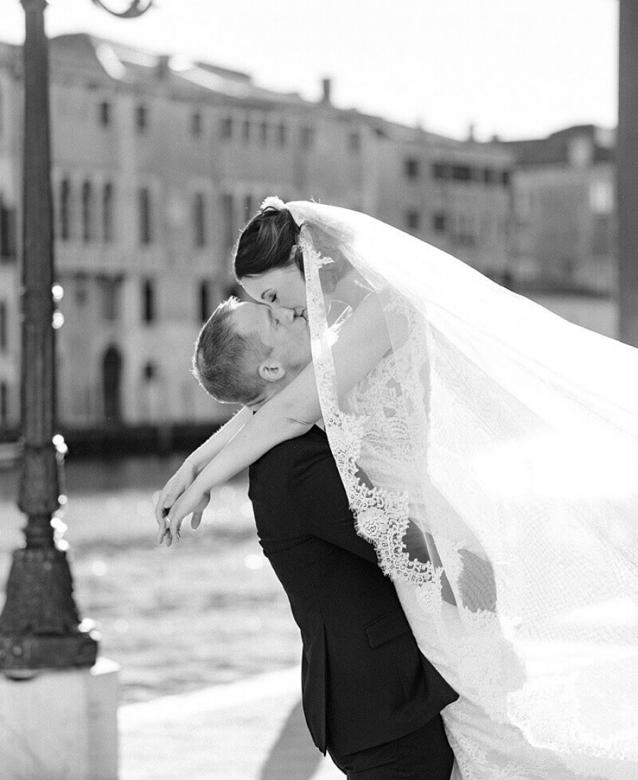 Hochzeitsfotograf Berlin Schwarz Weiß Foto eines Brautpaares, welches sich in Venedig küsst - Hochzeitsfotograf Berlin - Miriam Kaulbarsch