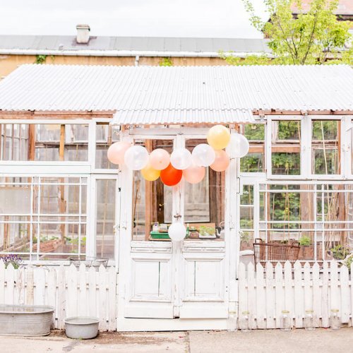 Hochzeitsfotografie Berlin Vintage Glashaus mit bunten Ballons