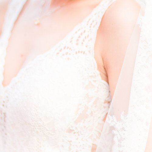 Hochzeitsfotografie Berlin Nahaufnahme einer Braut und ihrem Brautkleid