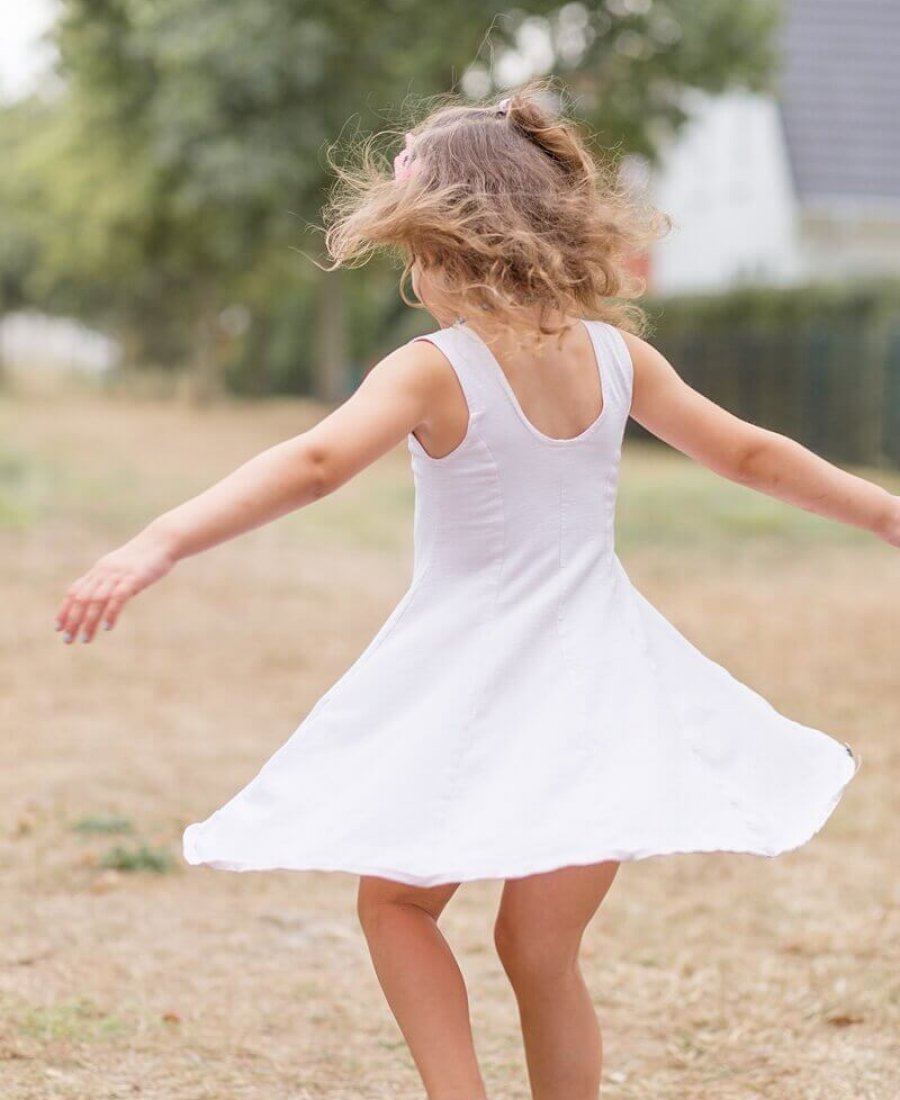 Portrait Fotografin Berlin Kind dreht sich mit wehendem Kleid