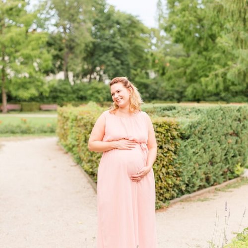 Portrait Fotografin Berlin Frau mit Babybauch im Park